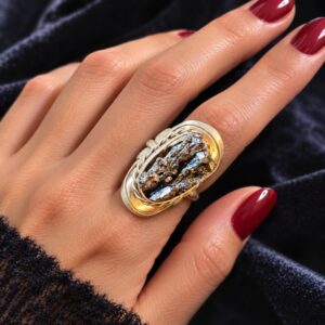 Anillo de alpaca con hematita en bruto