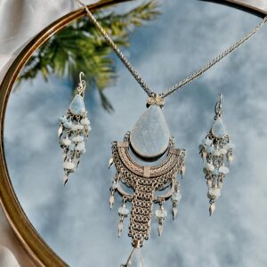Conjunto de collar y pendientes con la  delicada piedra de Angelita.